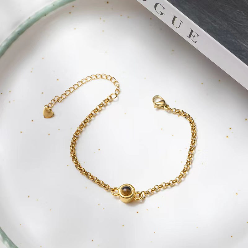 New expandable bracelet with nano projection, "I Love You" in 100 languages, minimalist design