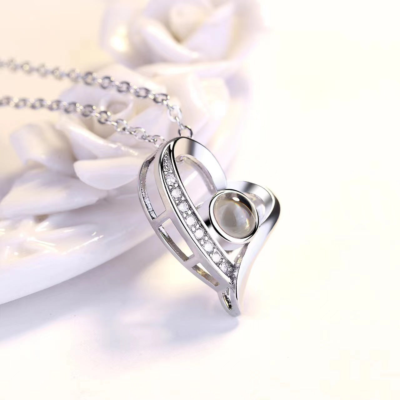 Hollow heart projection necklace with "I love you" in 100 languages, a trendy Christmas gift for her.