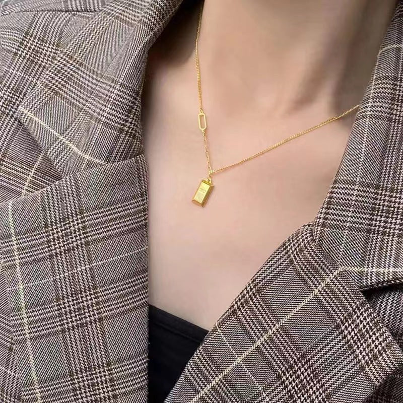 Gold bar necklace for women, titanium steel pendant, luxury square design, fade-resistant, similar to luxury jewelry.