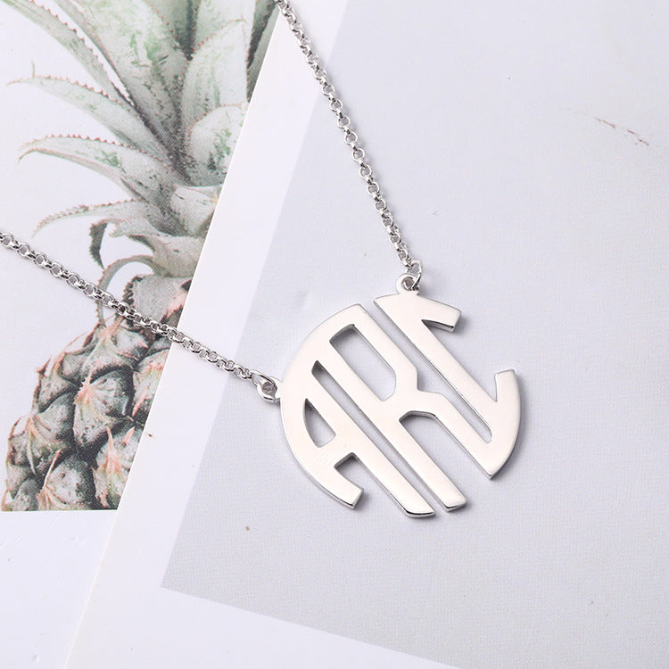 Trendy platinum-plated letter pendant necklace, round design, customizable, wholesale.