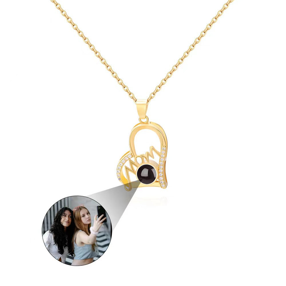 100 languages diamond-studded heart "Mom" projection necklace, trendy minimalist clavicle pendant.