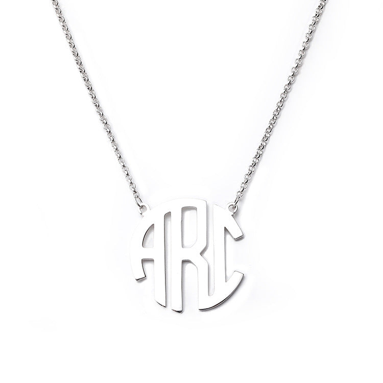 Trendy platinum-plated letter pendant necklace, round design, customizable, wholesale.