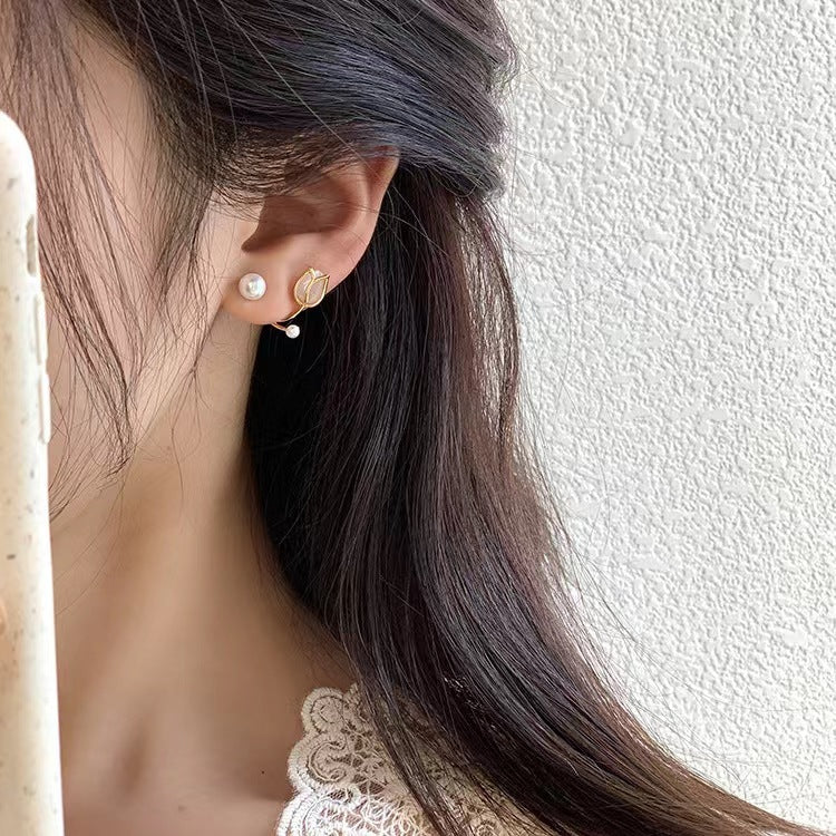 Pearl tulip stud earrings, trendy summer design, 2022 new arrivals, chic and unique women's earrings.