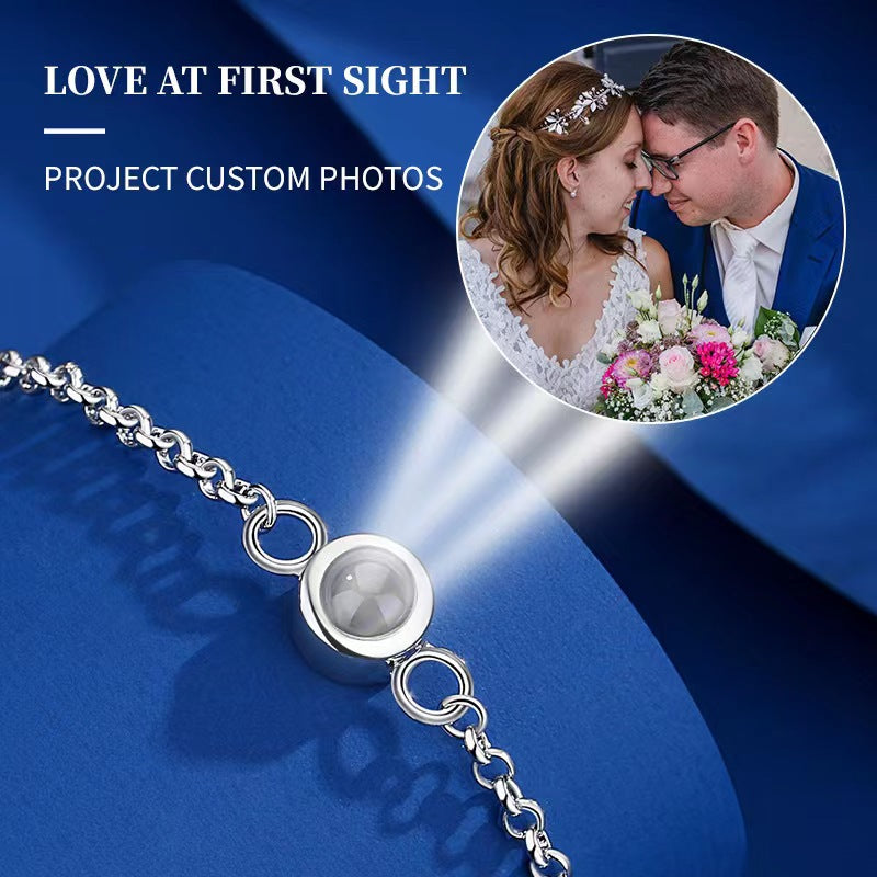 New expandable bracelet with nano projection, "I Love You" in 100 languages, minimalist design