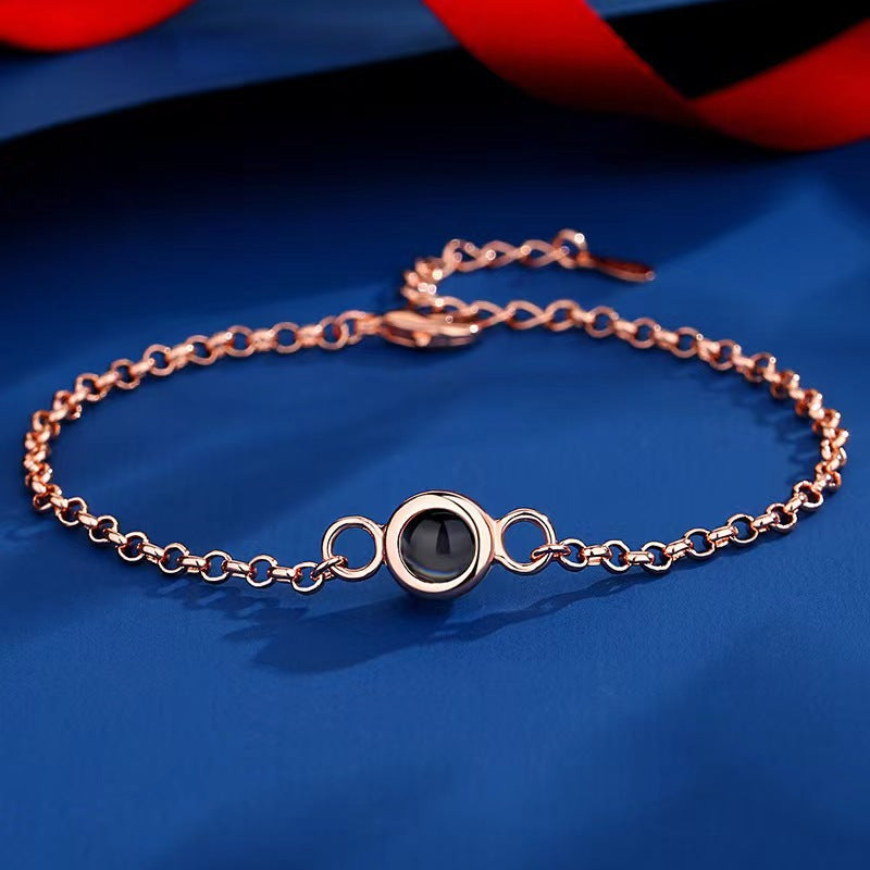 New expandable bracelet with nano projection, "I Love You" in 100 languages, minimalist design