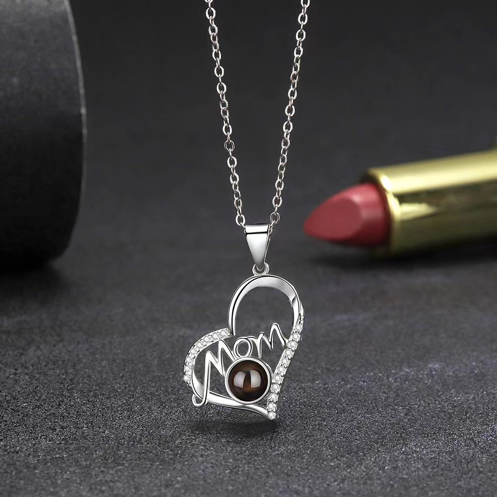 100 languages diamond-studded heart "Mom" projection necklace, trendy minimalist clavicle pendant.