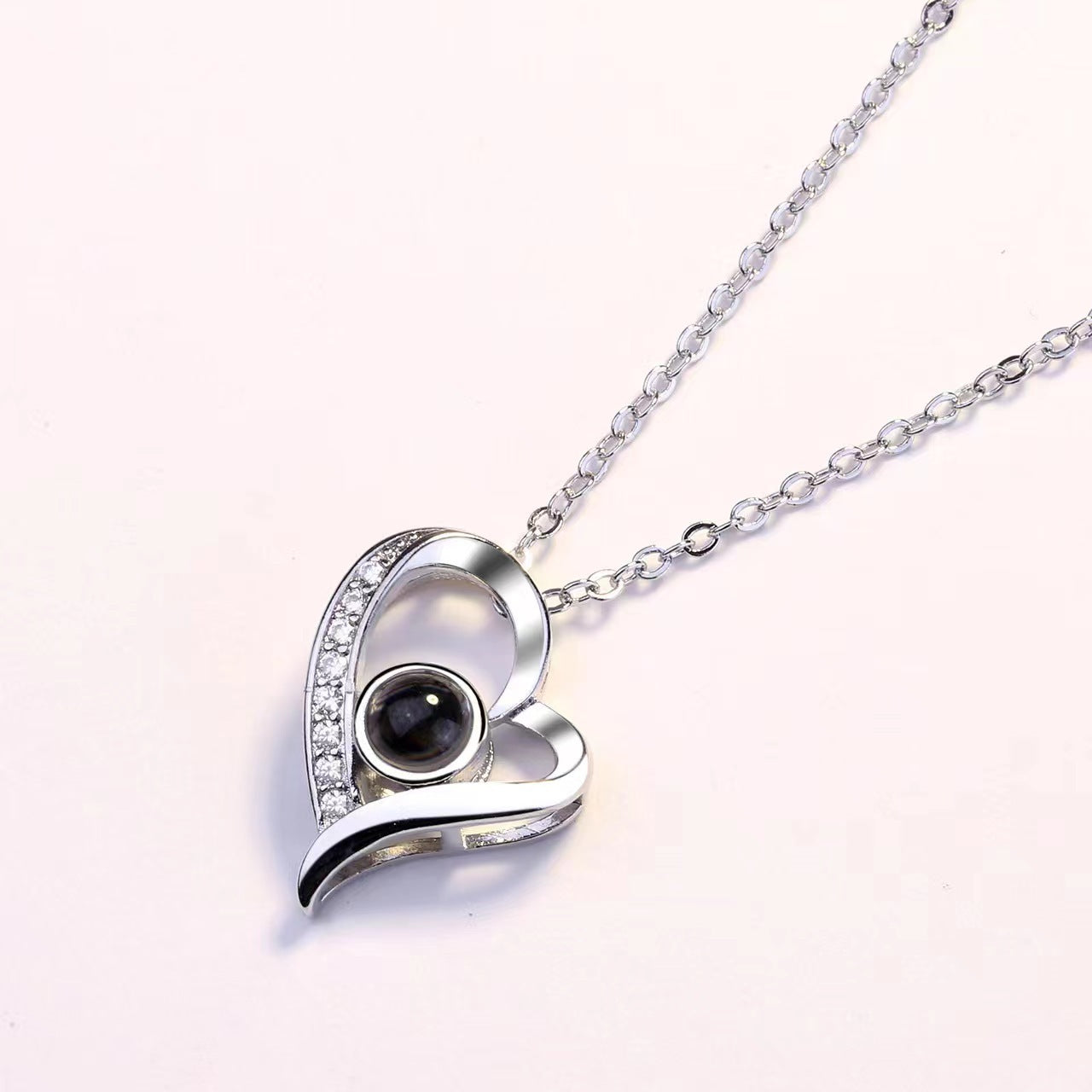 Hollow heart projection necklace with "I love you" in 100 languages, a trendy Christmas gift for her.