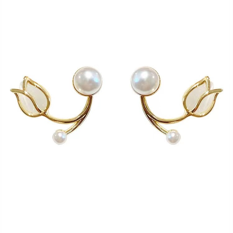 Pearl tulip stud earrings, trendy summer design, 2022 new arrivals, chic and unique women's earrings.