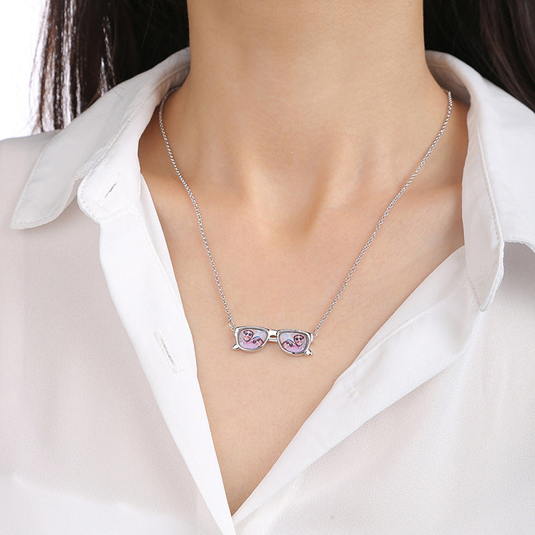 New trendy glasses design pendant, memory photo frame necklace, customized wholesale gifts for couples.