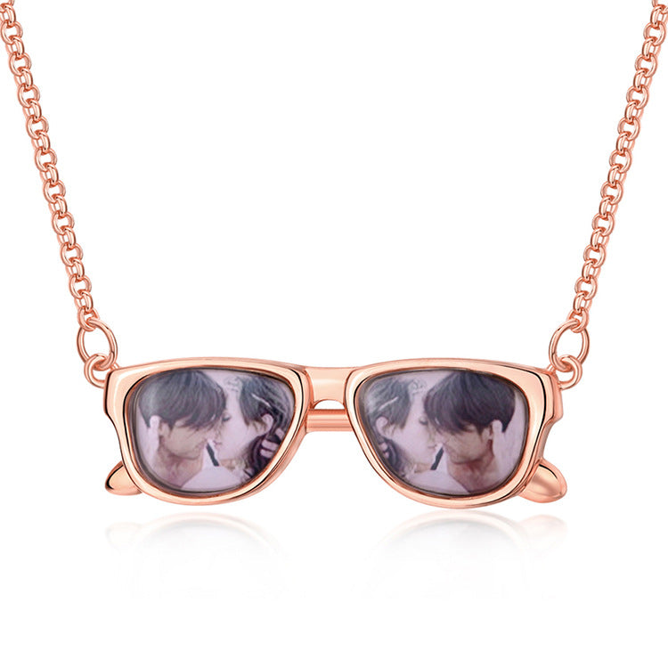 New trendy glasses design pendant, memory photo frame necklace, customized wholesale gifts for couples.