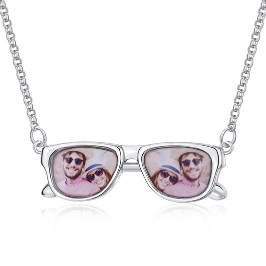 New trendy glasses design pendant, memory photo frame necklace, customized wholesale gifts for couples.