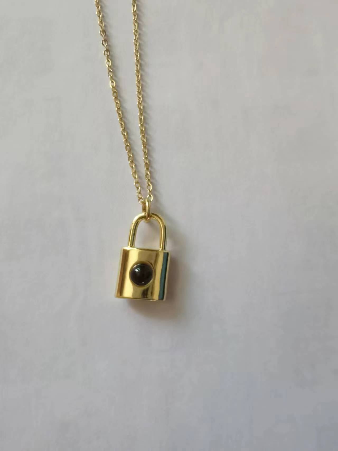Custom 100 languages photo projection necklace, perfect Christmas gift.