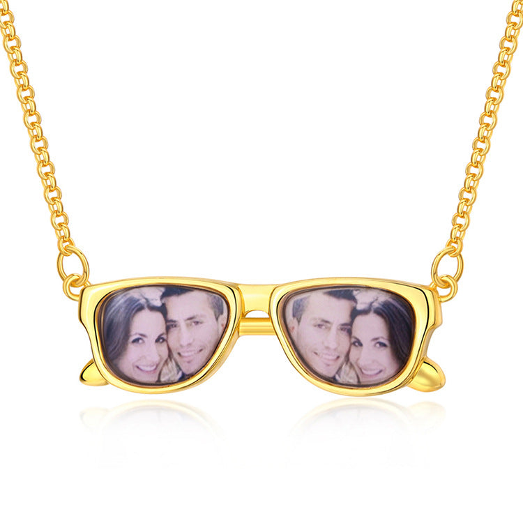 New trendy glasses design pendant, memory photo frame necklace, customized wholesale gifts for couples.
