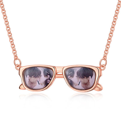 New trendy glasses design pendant, memory photo frame necklace, customized wholesale gifts for couples.